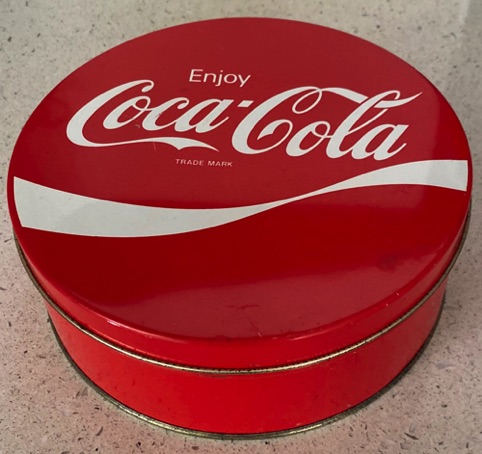 07671-1 € 3,00  ccoa cola voorraadblik rond ijzer rood wiit D16  H6 cm.jpeg